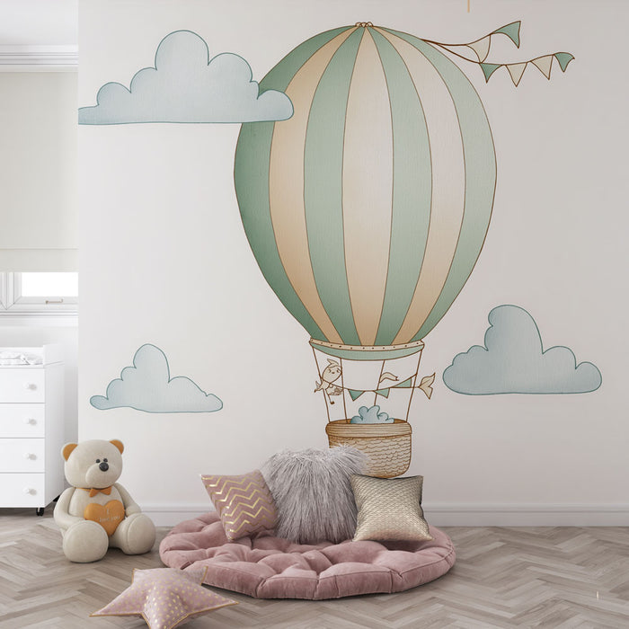 Une chambre d'enfant avec un papier peint illustrant une montgolfière pastel entourée de nuages doux, créant une atmosphère ludique et rêveuse.