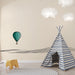 Une chambre d'enfant avec un papier peint illustrant une montgolfière verte et des lignes minimalistes, créant une ambiance ludique et rêveuse.