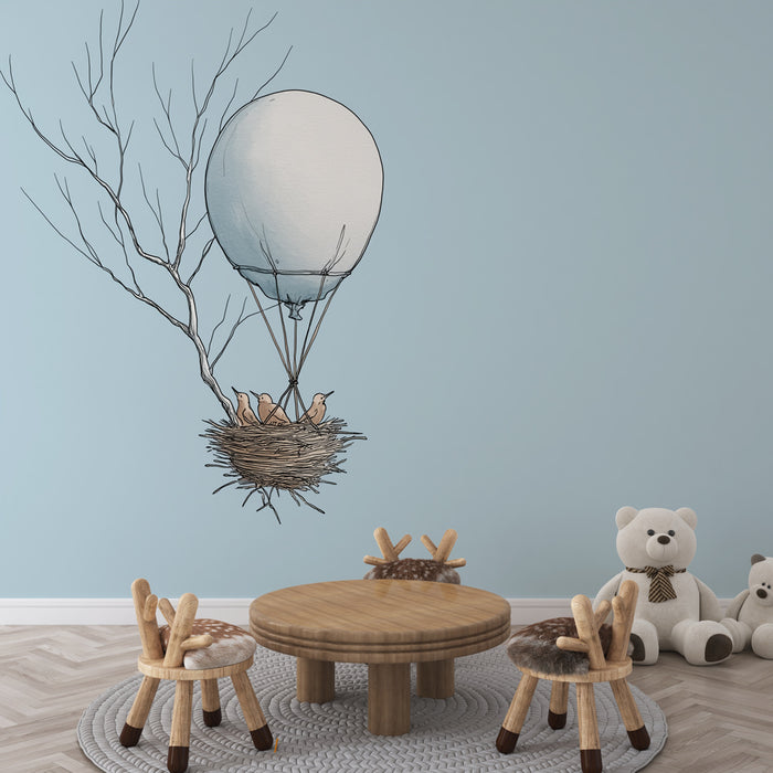 Une chambre d'enfant avec un papier peint illustratif représentant un panier suspendu par un ballon, créant une ambiance douce et imaginative.