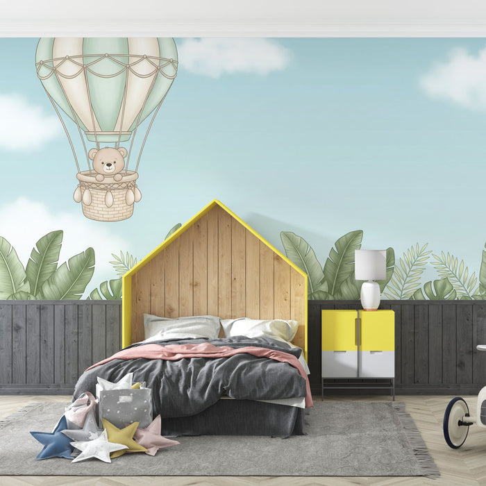 Une chambre d'enfant avec un papier peint illustrant un montgolfière pastel et un ours en peluche, créant une ambiance ludique et douce.