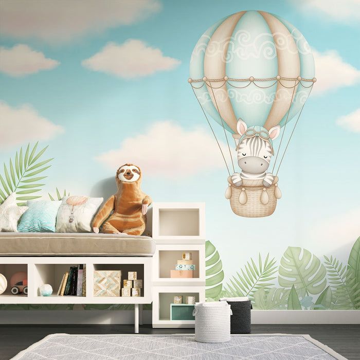 Une chambre d'enfant avec un papier peint illustrant un zèbre dans un ballon monté, sur fond bleu ciel et nuages doux, créant une ambiance ludique et rêveuse.
