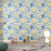 Une chambre d'enfant avec un papier peint illustrant des montgolfières jaunes et bleues flottant parmi des nuages sur un fond bleu clair, créant une ambiance joyeuse et aérienne.