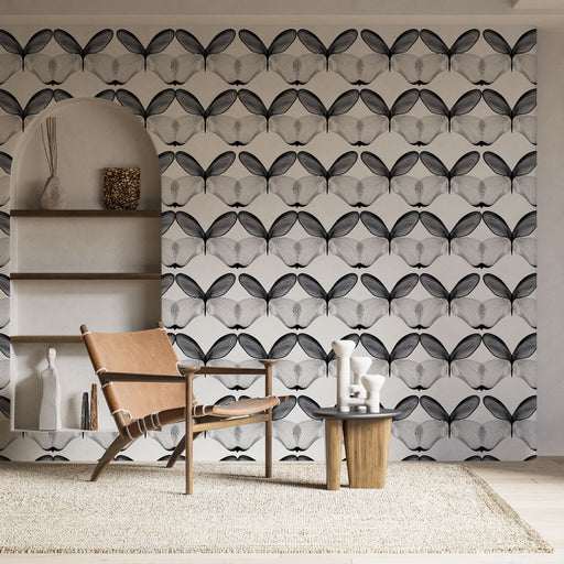 Un salon moderne avec un papier peint aux motifs abstraits en noir et blanc, créant une ambiance élégante et graphique.