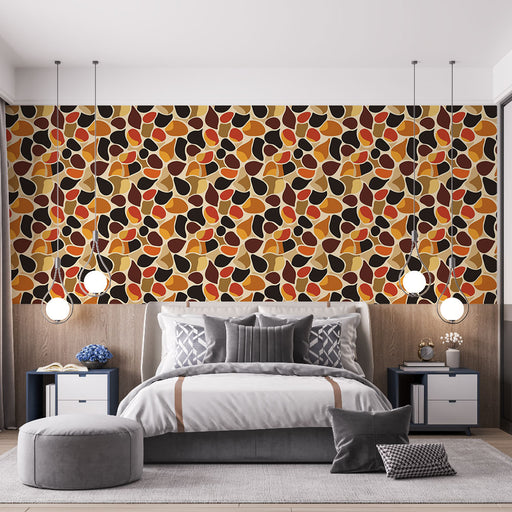 Une chambre moderne avec un papier peint aux motifs organiques dans des teintes chaudes de rouge, orange et noir, créant une ambiance dynamique et accueillante.