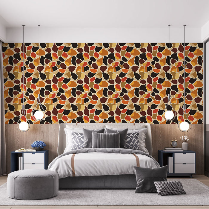Une chambre moderne avec un papier peint aux motifs organiques dans des teintes chaudes de rouge, orange et noir, créant une ambiance dynamique et accueillante.