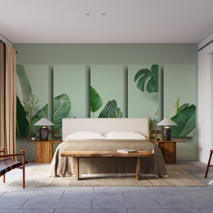 Une chambre moderne avec un papier peint tropical vert pastel illustrant de grandes feuilles exotiques, créant une atmosphère apaisante et naturelle.