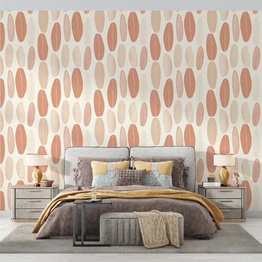 Une chambre élégante avec un papier peint aux motifs de feuilles en teintes terracotta et crème, créant une ambiance chaleureuse et naturelle.