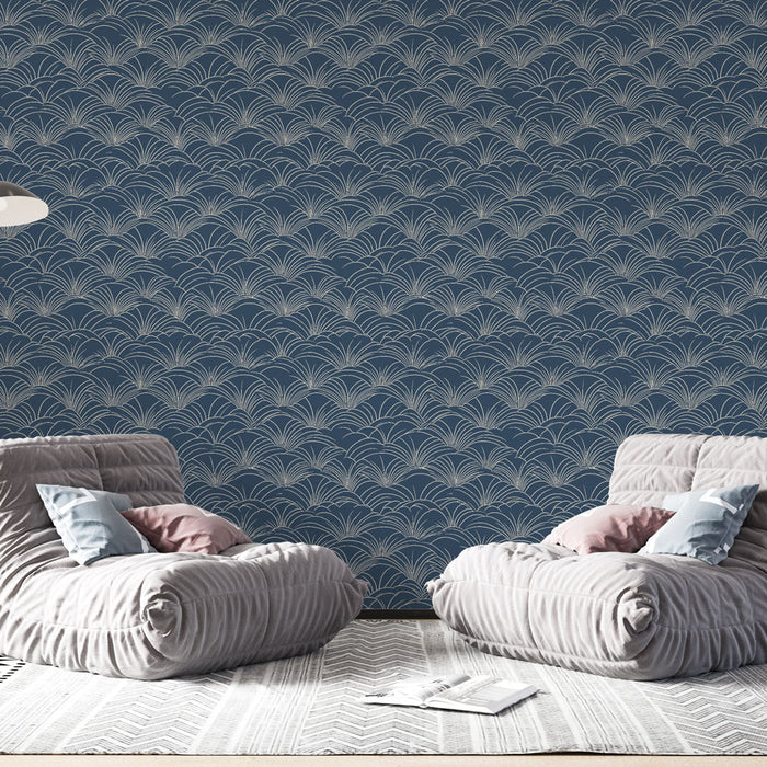 Un salon moderne avec un papier peint bleu nuit orné de motifs en éventail dorés, créant une ambiance élégante et sophistiquée.