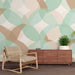 Une pièce moderne avec un papier peint abstrait aux formes organiques dans des teintes douces de vert, beige et crème, créant une atmosphère apaisante et harmonieuse.