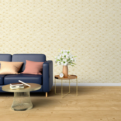 Un salon élégant avec un papier peint beige aux motifs délicats de feuilles stylisées, créant une atmosphère chaleureuse et apaisante.