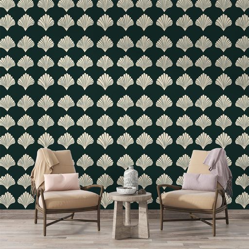 Un salon élégant avec un papier peint art déco vert foncé orné de motifs en éventail crème, créant une ambiance raffinée et sophistiquée.