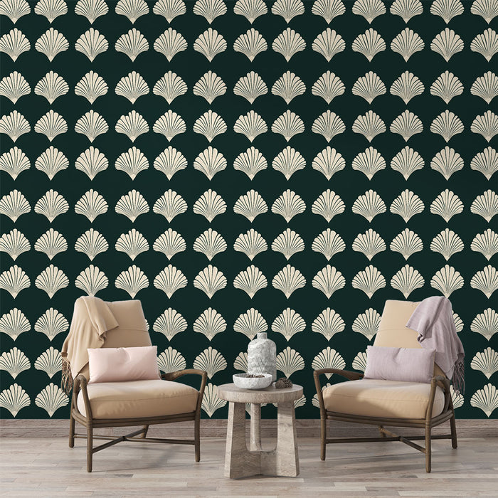 Un salon élégant avec un papier peint art déco vert foncé orné de motifs en éventail crème, créant une ambiance raffinée et sophistiquée.