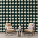 Un salon élégant avec un papier peint art déco vert foncé orné de motifs en éventail crème, créant une ambiance raffinée et sophistiquée.
