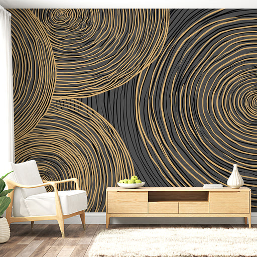 Un salon moderne avec un papier peint abstrait noir et doré représentant des cercles concentriques, créant une ambiance élégante et dynamique.