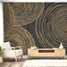 Un salon moderne avec un papier peint abstrait noir et doré représentant des cercles concentriques, créant une ambiance élégante et dynamique.