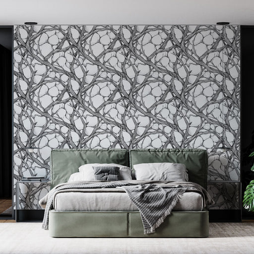 Une chambre moderne avec un papier peint monochrome représentant des motifs organiques entrelacés, créant une atmosphère élégante et artistique.