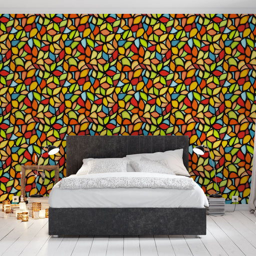 Une chambre moderne avec un papier peint coloré aux motifs de feuilles stylisées dans des teintes vives de rouge, vert et orange, créant une ambiance dynamique et chaleureuse.