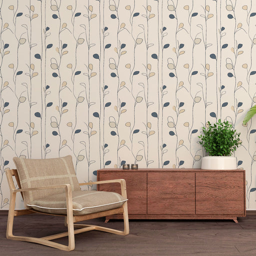 Un salon moderne avec un papier peint délicat aux motifs de tiges et feuilles bleues et beiges sur fond clair, créant une atmosphère apaisante et naturelle.