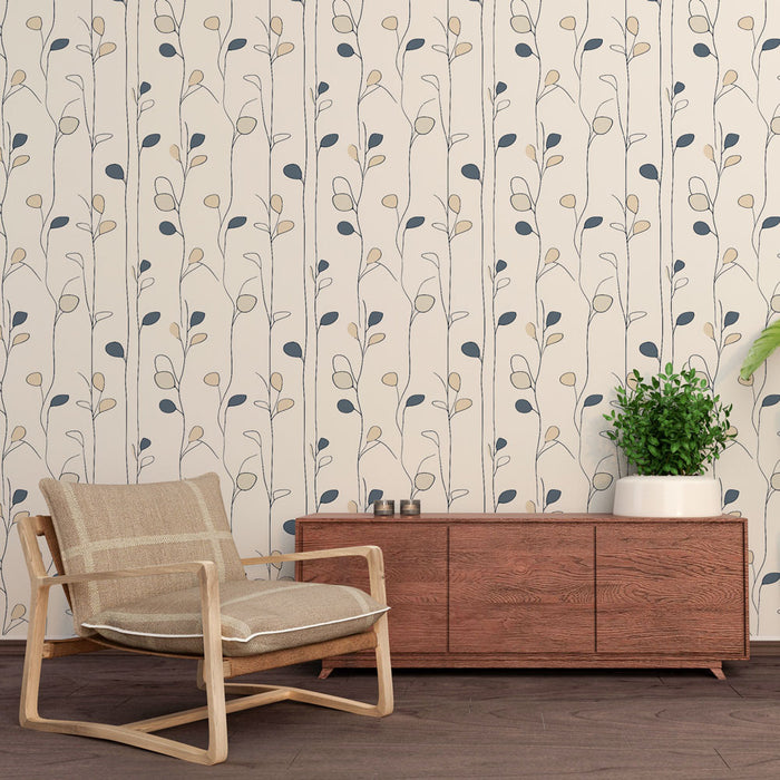 Un salon moderne avec un papier peint délicat aux motifs de tiges et feuilles bleues et beiges sur fond clair, créant une atmosphère apaisante et naturelle.