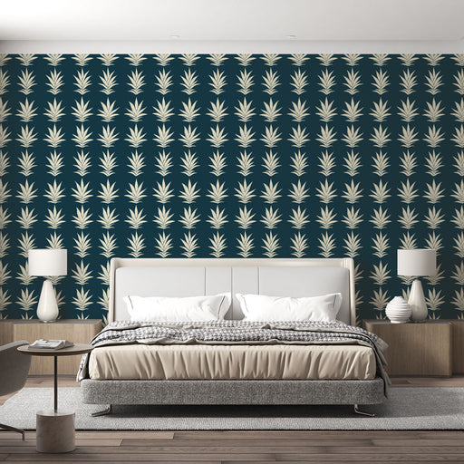 Une chambre moderne avec un papier peint tropical bleu nuit orné de motifs de feuilles dorées, créant une ambiance chaleureuse et accueillante.