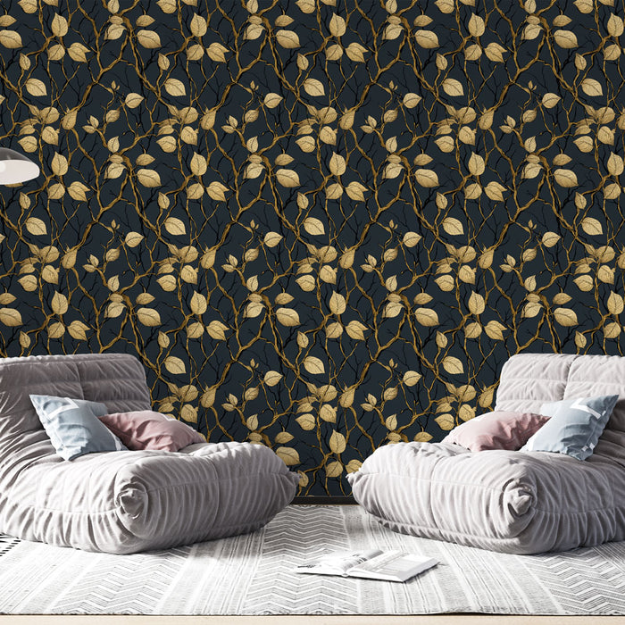 Un salon contemporain avec un papier peint aux motifs de feuilles dorées sur fond noir, créant une ambiance élégante et chaleureuse.