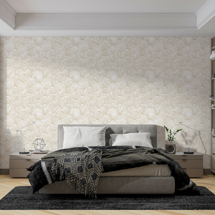 Une chambre moderne avec un papier peint aux motifs art déco en beige et doré, créant une atmosphère élégante et chaleureuse.