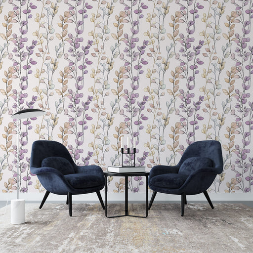 Une pièce moderne avec un papier peint floral aux motifs délicats de feuilles dans des teintes de violet et beige sur fond clair, créant une atmosphère douce et apaisante.