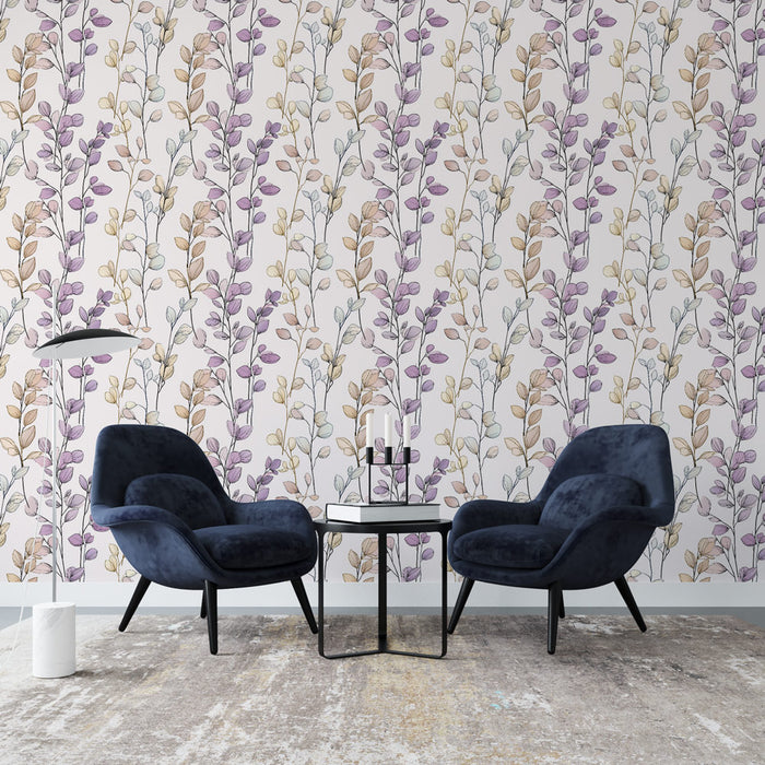 Une pièce moderne avec un papier peint floral aux motifs délicats de feuilles dans des teintes de violet et beige sur fond clair, créant une atmosphère douce et apaisante.