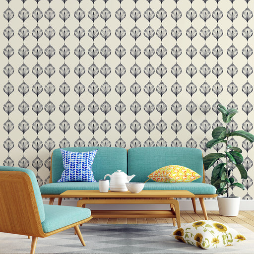 Un salon moderne avec un papier peint au motif floral noir sur fond crème, créant une atmosphère élégante et chaleureuse.
