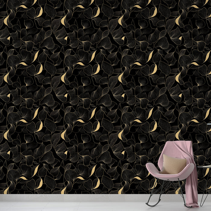 Un salon élégant avec un papier peint noir orné de motifs floraux dorés, créant une ambiance sophistiquée et chaleureuse.