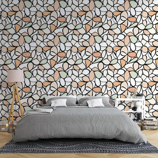 Une chambre moderne avec un papier peint aux motifs abstraits de formes organiques dans des teintes douces de pêche, vert et blanc, créant une ambiance chaleureuse et accueillante.