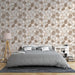 Une chambre moderne avec un papier peint aux motifs organiques de formes ovales en beige et marron, créant une atmosphère douce et chaleureuse.