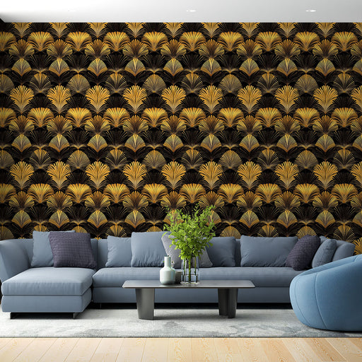 Un salon moderne avec un papier peint art déco noir et doré, présentant des motifs de feuilles stylisées qui créent une ambiance élégante et sophistiquée.