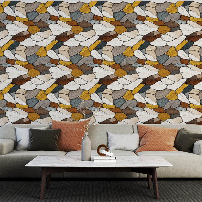 Un salon moderne avec un papier peint aux motifs abstraits de formes organiques dans des teintes chaudes de beige, marron et jaune, créant une ambiance chaleureuse et accueillante.