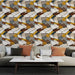Un salon moderne avec un papier peint aux motifs abstraits de formes organiques dans des teintes chaudes de beige, marron et jaune, créant une ambiance chaleureuse et accueillante.