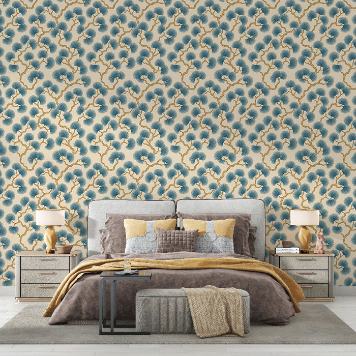 Une chambre élégante avec un papier peint floral aux motifs de branches dorées et feuillages turquoise sur fond crème, créant une ambiance apaisante et raffinée.
