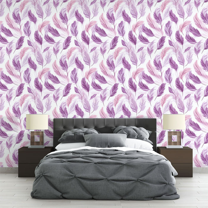 Une chambre élégante avec un papier peint floral aux motifs de plumes violettes et roses sur fond blanc, créant une atmosphère douce et apaisante.