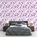 Une chambre élégante avec un papier peint floral aux motifs de plumes violettes et roses sur fond blanc, créant une atmosphère douce et apaisante.