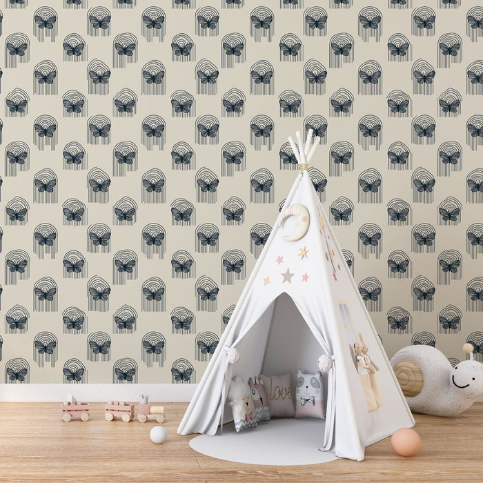 Une chambre d'enfant avec un papier peint illustrant des arcs-en-ciel stylisés en noir sur fond beige, créant une ambiance ludique et douce.