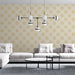 Un salon moderne avec un papier peint géométrique beige et doré, orné de motifs circulaires et de rayons, créant une ambiance chaleureuse et élégante.