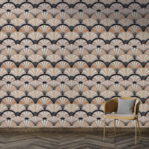 Une pièce moderne avec un papier peint art déco aux motifs de éventails dans des teintes rose, beige et noir, créant une ambiance élégante et sophistiquée.