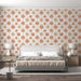 Une chambre moderne avec un papier peint rétro aux motifs étoilés orange et doré sur fond blanc, créant une atmosphère chaleureuse et dynamique.