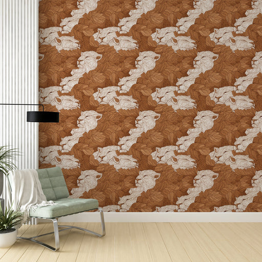 Une pièce moderne avec un papier peint aux motifs de têtes de félins stylisées sur un fond brun chaud, créant une ambiance sauvage et chaleureuse.