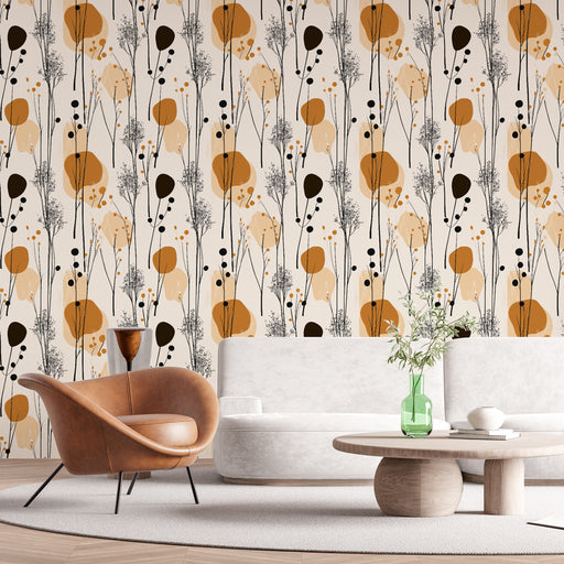 Un salon moderne avec un papier peint floral aux motifs stylisés en noir, orange et beige, créant une ambiance chaleureuse et accueillante.