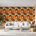 Une pièce de salon avec un papier peint floral aux motifs vibrants orange et jaune sur fond noir, créant une ambiance chaleureuse et dynamique.