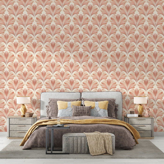 Une chambre élégante avec un papier peint floral aux motifs en éventail dans des teintes rose et beige, créant une atmosphère chaleureuse et accueillante.