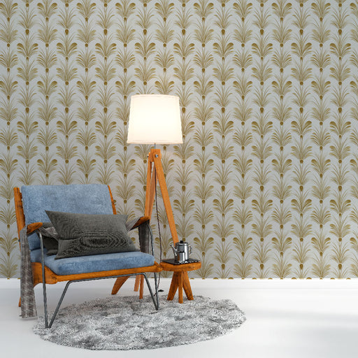 Un salon élégant avec un papier peint aux motifs de palmiers dorés sur fond clair, créant une atmosphère chaleureuse et raffinée.