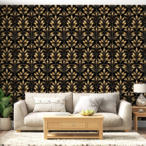 Un salon élégant avec un papier peint noir orné de motifs floraux dorés, créant une ambiance chic et sophistiquée.