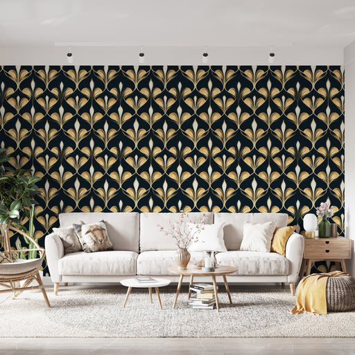 Un salon élégant avec un papier peint floral noir et doré aux motifs de feuilles stylisées, créant une atmosphère sophistiquée et chaleureuse.