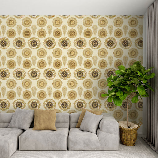 Un salon moderne avec un papier peint aux motifs floraux dorés sur fond crème, créant une ambiance chaleureuse et accueillante.